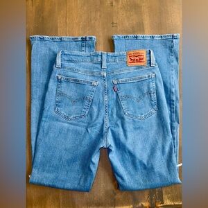Levi 726 Flare Jeans. Size 28. Medium blue wash 💙